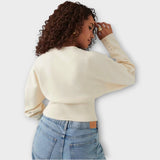 Moderní zkrácený kardigan s detailem knoflíku