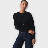 Moderní zkrácený kardigan s detailem knoflíku