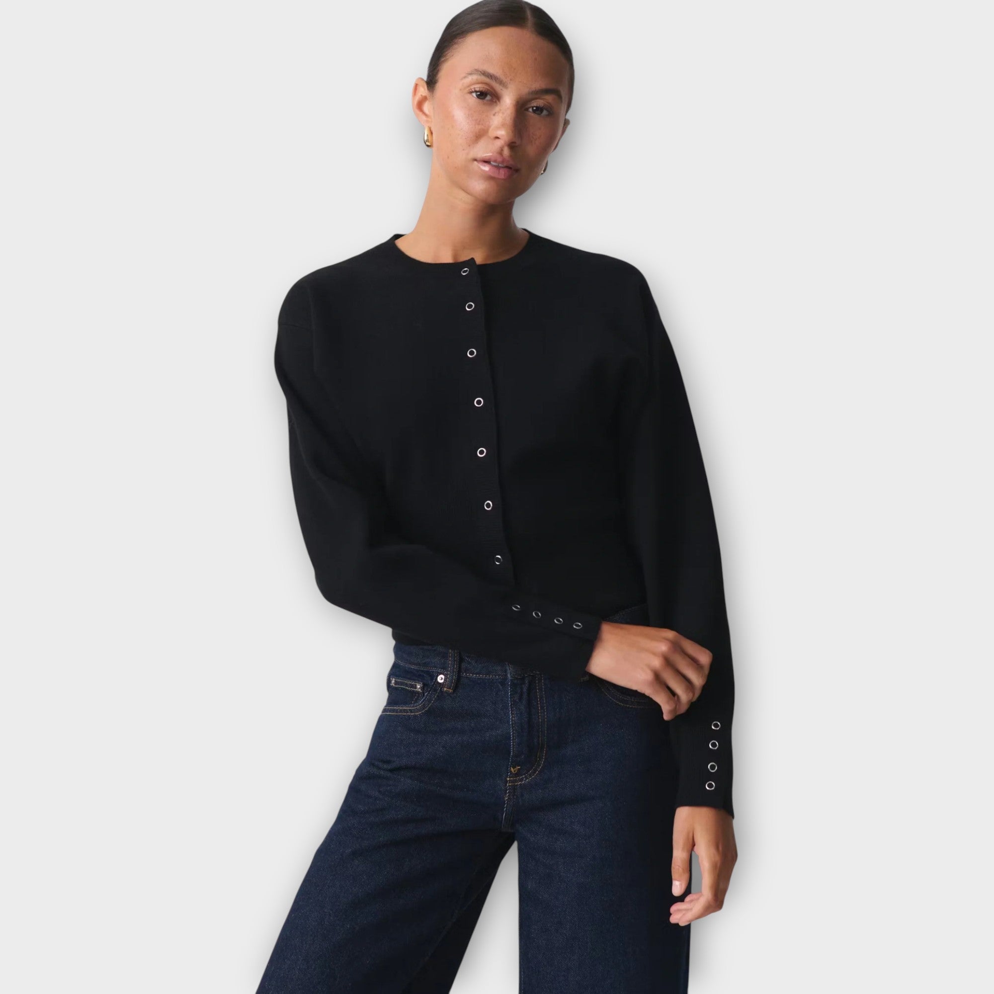 Moderní zkrácený kardigan s detailem knoflíku