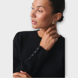 Moderní zkrácený kardigan s detailem knoflíku