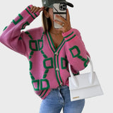 Moderní pletený vest s geometrickým vzorem