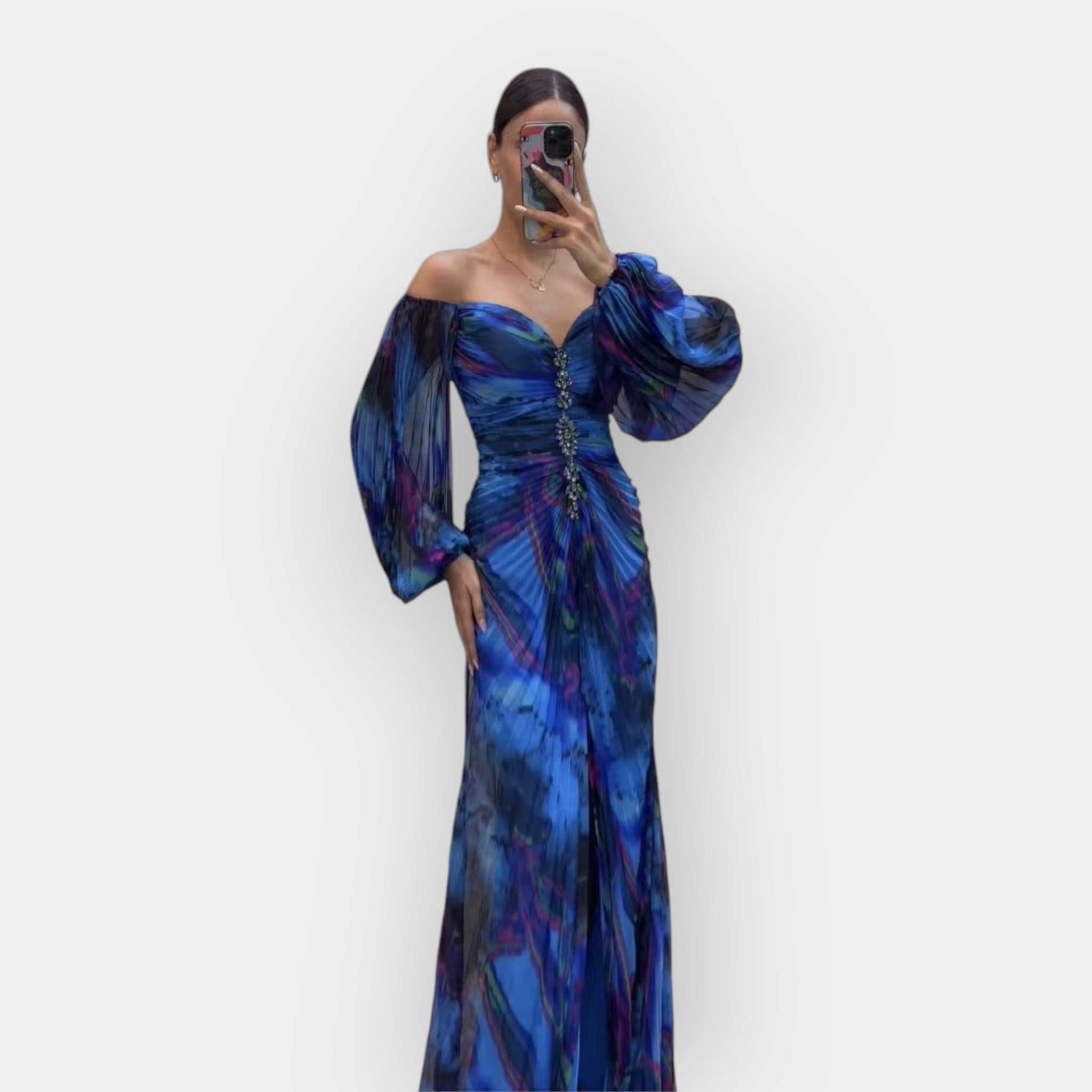 Vzdušné šaty s otvorem