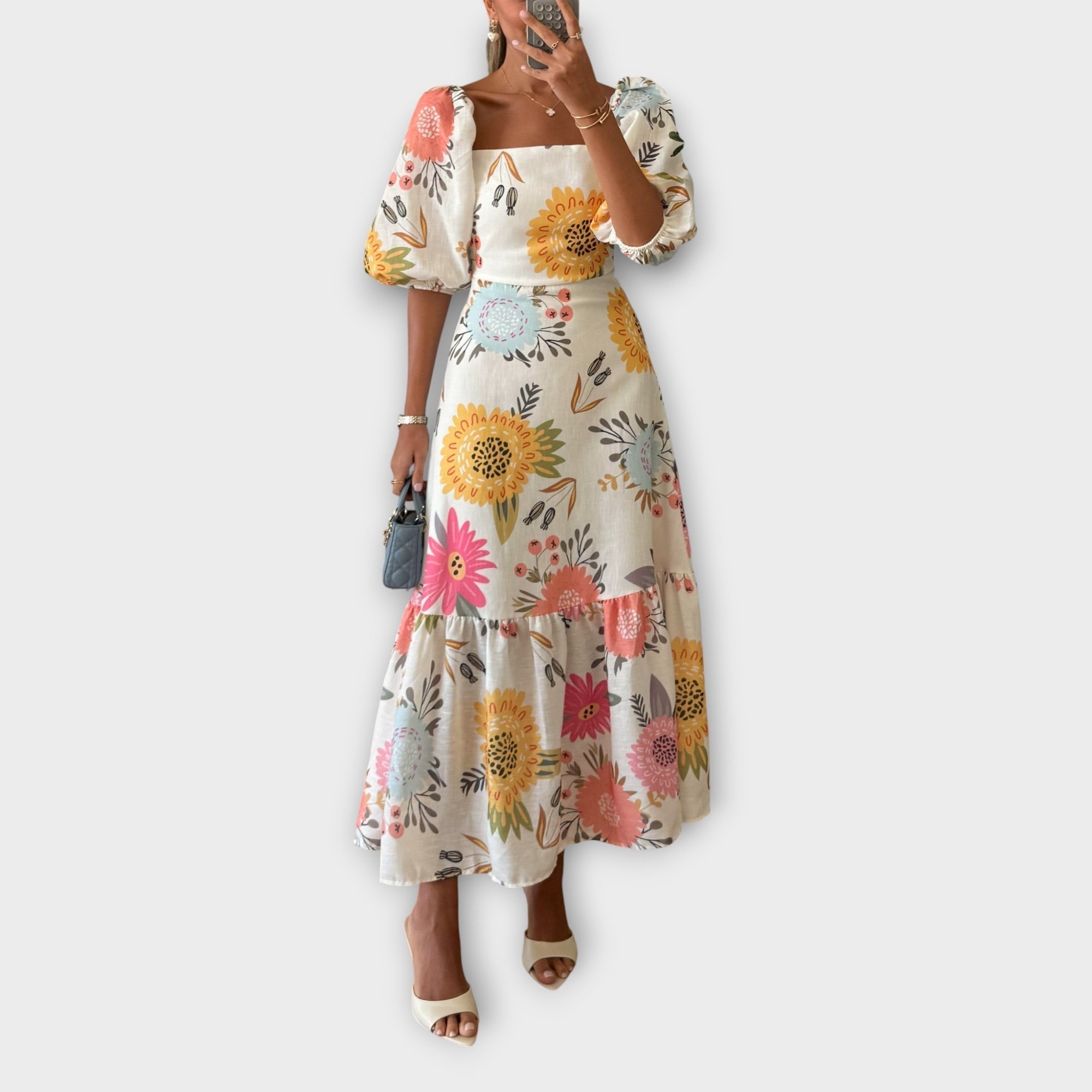 Šaty s nafouknutými rukávy v květinovém stylu