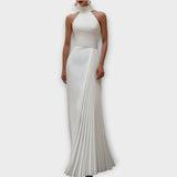 Elegantní saténové večerní šaty s plisovaným halter výstřihem