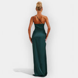 Saténové šaty pro aristokratické večery