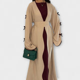 Stylový kardigan a šaty v kombinaci s pruhovanou dekorací