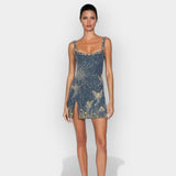 Mini elegantní šaty s odvážným stylem