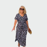 Šaty s leopardím vzorem a impozantním V-výstřihem