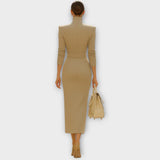 Sofistikované midi šaty s vysokým rozparkem