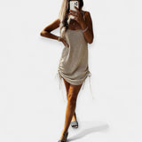 Bezramenné pletené šaty s páskem