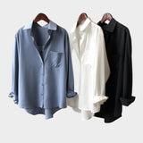 Hedvábná blůza s elegantní linií a moderním detailem