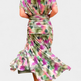 Dlouhé květinové šaty s výstřihem do V a romantickou elegancí