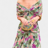 Dlouhé květinové šaty s výstřihem do V a romantickou elegancí