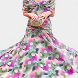 Dlouhé květinové šaty s výstřihem do V a romantickou elegancí