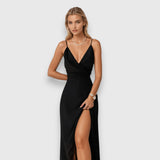 Dlouhé saténové šaty s rozparkem a tenkými ramínky